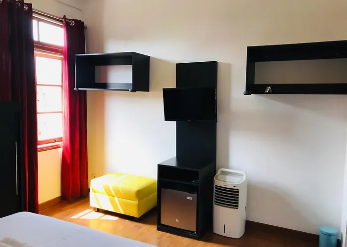 Larq\'A Park Rooms
